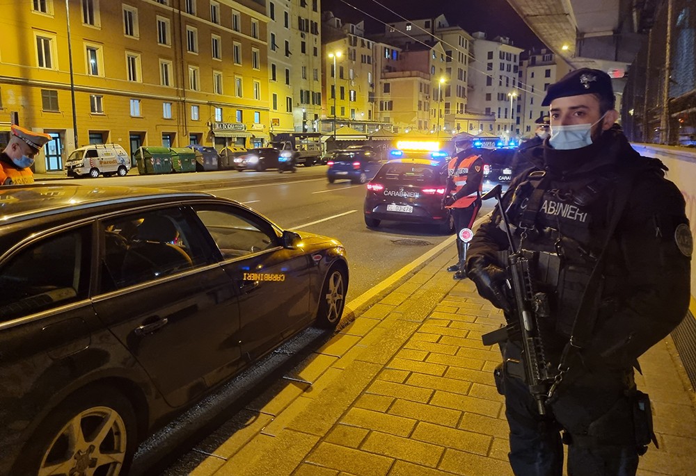 Carabinieri In Centro Storico: Controllate 200 Persone E 20 Esercizi ...